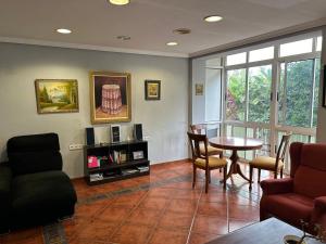un salon avec une table et des chaises dans l'établissement Habitacion del Angel, à Alicante