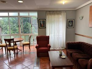 un salon avec un canapé et une table dans l'établissement Habitacion del Angel, à Alicante