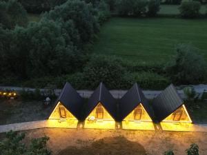 シュコダルにあるWindmill Shkodra Villa's & Gesthouseの黒屋根の家屋