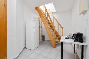 Nhà bếp/bếp nhỏ tại Spacious City Center Bratislava Penthouse & Private Rooftop Terrace