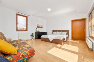 Giường trong phòng chung tại Spacious City Center Bratislava Penthouse & Private Rooftop Terrace