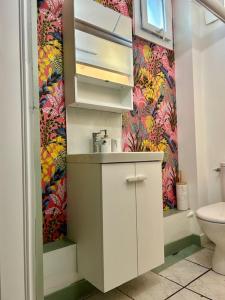 a bathroom with a sink and a toilet at Loft avec parking centre Tours et bord du Cher Loire Valley in Tours