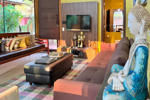 a living room with a couch and a table at Casa Charme no Centro de Bonito - Condomínio Eco Bonito in Bonito