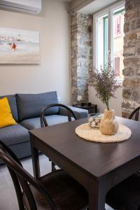 una sala de estar con una mesa y un sofá en Levstik apartment, en Piran 24 fotos más