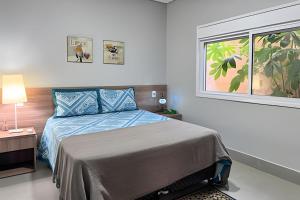 a bedroom with a bed and a window at Casa Charme no Centro de Bonito in Bonito +36 photos