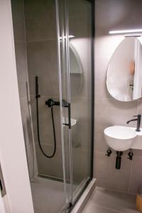 un baño con ducha y lavabo en Levstik apartment, en Piran