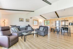 een woonkamer met twee banken en een tafel bij Serene Lake Huron Gem with Fishing Dock! in De Tour Village