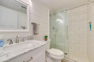 een badkamer met een toilet, een wastafel en een douche bij Serene Lake Huron Gem with Fishing Dock! in De Tour Village +17 foto's