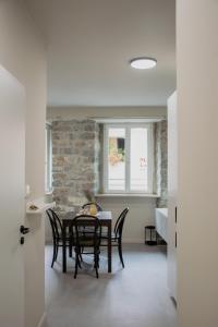 Un comedor con mesa y sillas en Levstik apartment, en Piran