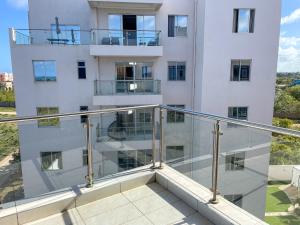 Zuri's Luxurious Oceanview Penthouse, Meters from the beach的阳台或露台