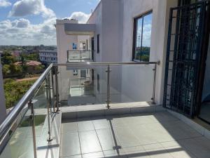 Zuri's Luxurious Oceanview Penthouse, Meters from the beach的阳台或露台