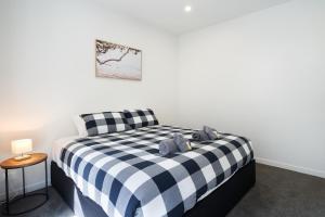 Ένα ή περισσότερα κρεβάτια σε δωμάτιο στο Recently Renovated Central Apartment
