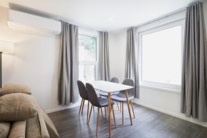 Posezení v ubytování Modern Central Apartment, Flexible Bed Options