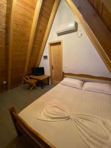シュコダルにあるWindmill Shkodra Villa's & Gesthouseのベッドルーム1室(ベッド1台、ノートパソコン付きのデスク付)