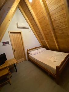 Windmill Shkodra Villa's & Gesthouseにあるベッド