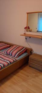 Un pat sau paturi într-o cameră la Zentrale Wohnung in Essen mit kompletter Ausstattung
