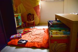 a childs room with a bed with books and a table at Natuurhuisje met hottub in Gasselte