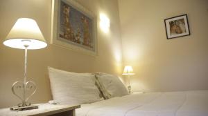 Uma cama ou camas num quarto em Dos ambientes para tres personas