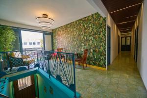 ein Zimmer mit Balkon, Tisch und Stühlen in der Unterkunft Central Boutique Hotel in Oranjestad