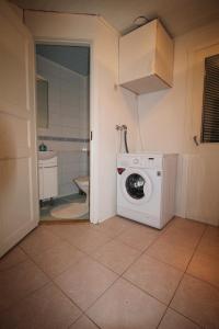 ロヴァニエミにあるHotel Aakenus Holiday Home Santaのバスルーム(洗濯機付)が備わります。