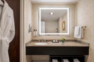 Koupelna v ubytování Crowne Plaza Edison by IHG + 28 fotografií