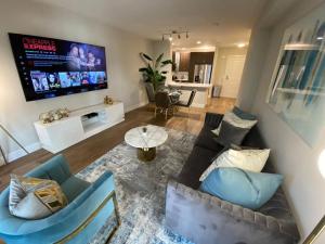 Et tv og/eller underholdning på Lux One Bedroom Condo with Garden View