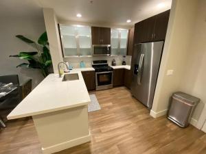 Køkken eller tekøkken på Lux One Bedroom Condo with Garden View