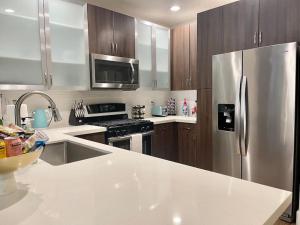 Køkken eller tekøkken på Lux One Bedroom Condo with Garden View