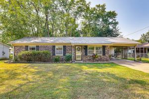 een huis met een grasveld ervoor bij Dandys Getaway with Fire Pit and Yard in Henderson in Henderson