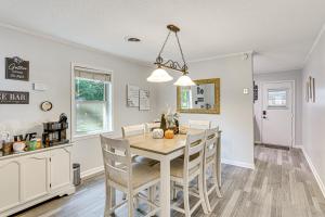 een keuken en eetkamer met een tafel en stoelen bij Dandys Getaway with Fire Pit and Yard in Henderson in Henderson +16 foto's