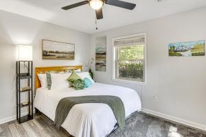 een slaapkamer met een bed met een plafondventilator bij Dandys Getaway with Fire Pit and Yard in Henderson in Henderson