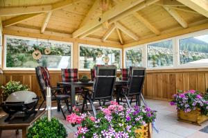 un porche cubierto con mesa y sillas en Apart Petra, en Galtür