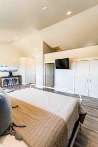 Gallery image of Daybreak Mountain Home Studio East Zion in Orderville +12 photos