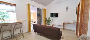 TV a/nebo společenská místnost v ubytování TAHITI - Bungalow Arii