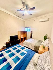 a bedroom with two beds and a ceiling fan at Departamento centrico, 2 habitaciones , 4 camas matrimoniales, 1 bano completo, 1 estacionamiento in Cabo San Lucas