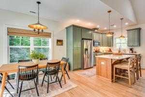 Nhà bếp/bếp nhỏ tại 4 Mi to Ski Sapphire! Lakefront Cabin with Dock