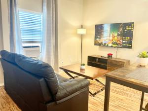 TV a/nebo společenská místnost v ubytování Delightful Location In Midtown!