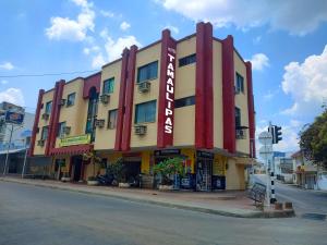 辛塞莱霍Hotel Tamaulipas Mixteca的街道上带有标志的大建筑