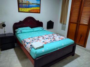 辛塞莱霍Hotel Tamaulipas Mixteca的卧室里有一张床，床铺是蓝色的