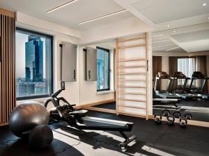 einen Fitnessraum mit Kardiogeräten in einem Hotelzimmer in der Unterkunft Holiday Inn - Warsaw City Centre by IHG in Warschau