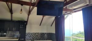Kuchyň nebo kuchyňský kout v ubytování Cabaña en el Aire con jacuzzi a 5min del Pueblo + 10 fotografií
