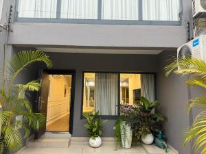 a front door of a house with plants at Propriedade Neto no centro da cidade de Luanda in Luanda