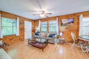 Gallery image of Cabin with Hot Tub, Near Smoky Mountains Natl Park! in Whittier