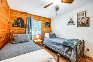 Giường trong phòng chung tại Cabin with Hot Tub, Near Smoky Mountains Natl Park!