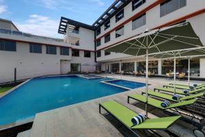 The Fern Kadamba Hotel And Spa tesisinde veya buraya yakın yüzme havuzu