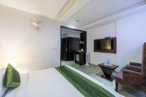 TV a/nebo společenská místnost v ubytování Hotel Raya Inn