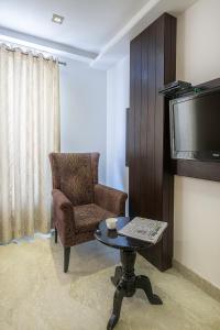 TV a/nebo společenská místnost v ubytování Hotel Raya Inn