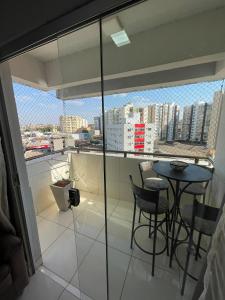einen Balkon mit einem Tisch und Stühlen in einer Stadt in der Unterkunft Flat CTC - Golden Thermas Residence - Torre B in Caldas Novas