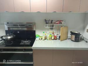 una cocina con estufa y encimera en Yijia Xiaozhu, en Hanqiyu 4 fotos más