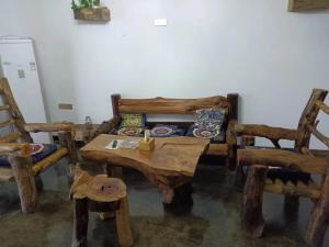 Habitación con mesa de madera y 2 sillas. en Yijia Xiaozhu, en Hanqiyu